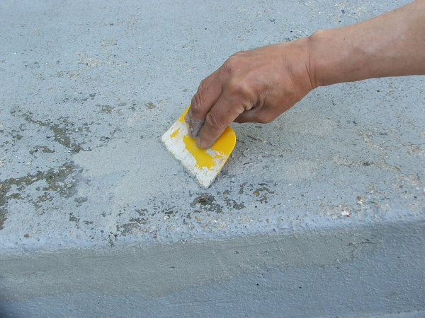 Etape 5 : Lisser le cordon de ciment béton à l’aide d’une cale en plastique souple, en appuyant bien dessus.