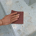 Etape 6 : Après un temps de séchage de plus ou moins 24 heures du ciment de réparation, poncer au papier de verre gros grain (80) sur les parties réparées.