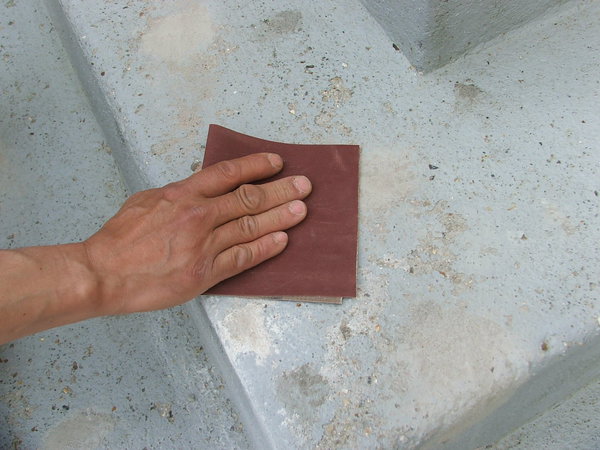 Etape 6 : Après un temps de séchage de plus ou moins 24 heures du ciment de réparation, poncer au papier de verre gros grain (80) sur les parties réparées.