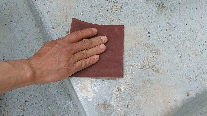 Etape 6 : Après un temps de séchage de plus ou moins 24 heures du ciment de réparation, poncer au papier de verre gros grain (80) sur les parties réparées.