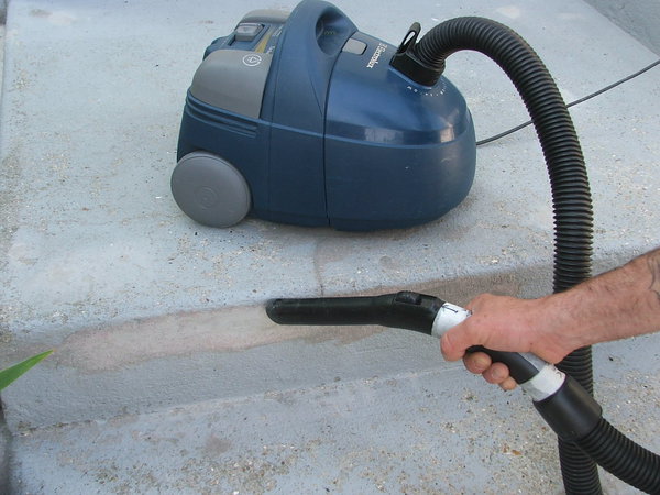 Etape 7 : Afin d’enlever toutes les poussières de l’ensemble de l’escalier et avant la mise en peinture générale, passer l’aspirateur pour parfaire le travail de préparation.