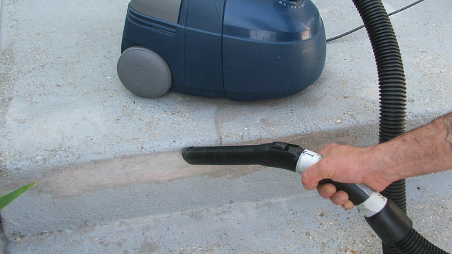 Etape 7 : Afin d’enlever toutes les poussières de l’ensemble de l’escalier et avant la mise en peinture générale, passer l’aspirateur pour parfaire le travail de préparation.