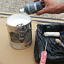 Etape 8 : Dans le pot de peinture spéciale sol, ajouter quelques gouttes de colorant universel (au choix) afin de teinter la peinture à votre convenance, dans le cas où les teintes toutes prêtes de peintures spéciales sol ne vous conviennent.