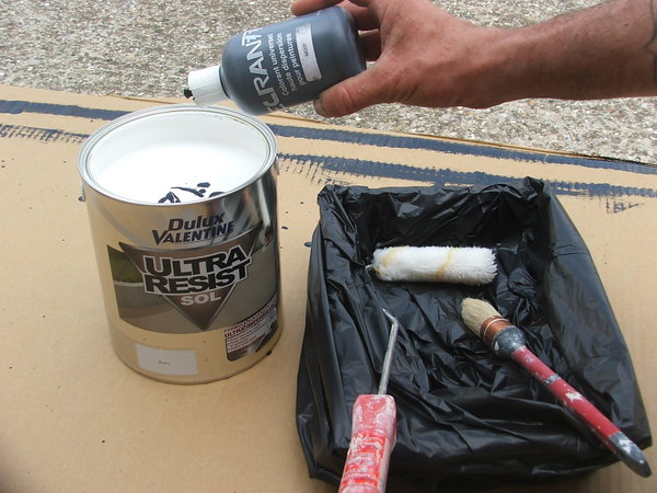 Etape 8 : Dans le pot de peinture spéciale sol, ajouter quelques gouttes de colorant universel (au choix) afin de teinter la peinture à votre convenance, dans le cas où les teintes toutes prêtes de peintures spéciales sol ne vous conviennent.