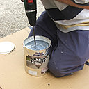 Etape 9 : Mélanger la peinture et le colorant universel au malaxeur monté sur perceuse, une solution préférable au mélange manuel, type morceau de bois. La teinte finale doit être parfaitement homogène.