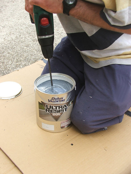 Etape 9 : Mélanger la peinture et le colorant universel au malaxeur monté sur perceuse, une solution préférable au mélange manuel, type morceau de bois. La teinte finale doit être parfaitement homogène.