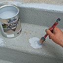 Etape 10 : Appliquer la peinture en premier lieu à la brosse de pouce sur toutes les parties réparées au ciment béton. Laisser sécher 2 heures.