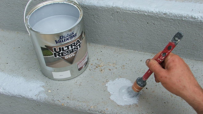 Etape 10 : Appliquer la peinture en premier lieu à la brosse de pouce sur toutes les parties réparées au ciment béton. Laisser sécher 2 heures.