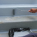 Etape 13 : Poursuivre en appliquant la peinture avec un rouleau patte de lapin, en commençant par la contremarche.