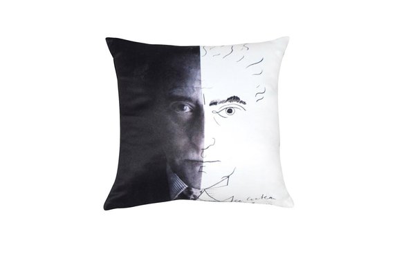 Le coussin Clair Obscur fait référence au recueil de poèmes du même nom, publié en 1955, où Jean Cocteau s’interroge sur la vitesse du passage du temps. Cet autoportrait positif/négatif, qui fige l’image du poète sur le coussin, est une jolie réponse à ses interrogations.