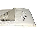 « Je reste avec vous » ; cette promesse, brodée sur ce jeté de lit, est l’épitaphe gravée sur la tombe de Jean Cocteau, qui repose à Milly-la-Forêt, dans la chapelle Saint-Blaise des Simples, près de la maison où il a terminé sa vie, devenue aujourd’hui un musée en son honneur.