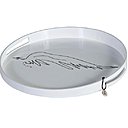 Un plateau rond en laque muni de deux anses, décoré d’une aile, et d’une petite médaille en argent gravée d’une étoile ; deux dessins chers à Jean Cocteau, qui appellent à l’évasion, symbolisant le rêve et la poésie.