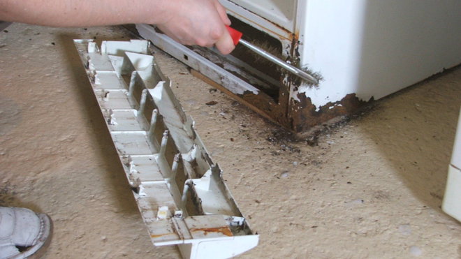 Etape 3 : Retirer le capot  bas de protection afin de brosser l’ensemble des parties rouillées, à l’aide d’une brosse métallique.