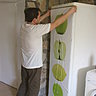 Etape 10 : Positionner le sticker sur le frigo avec le maximum de précision ; l’eau savonneuse sur le frigo, ainsi que sur la partie collante du sticker, vous permettra d’ajuster un peu votre sticker sans le faire adhérer pour autant définitivement.