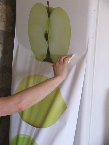 Etape 12 : Reprendre le marouflage du haut vers le bas ; cela aura pour effet de bien tendre le sticker sur la surface du frigo.