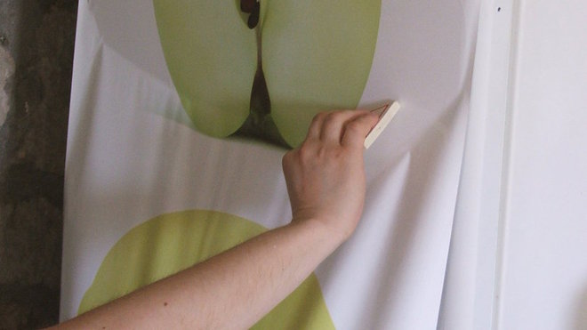 Etape 12 : Reprendre le marouflage du haut vers le bas ; cela aura pour effet de bien tendre le sticker sur la surface du frigo.