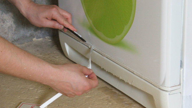 Etape 14 : Araser, en découpant les parties excédentaires à l’aide d’un cutter. Effectuer le geste de découpe d’un seul tenant, sans retirer l’outil de la partie à découper.