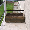 Etape 1 PREPARER : positionner le bac au soleil. Le bâcher tout d’abord puis percer la bâche à plusieurs endroits pour que l’eau s’évacue. Remplir le bac de terreau en laissant entre 5 et 10 cm avant le haut du bac.