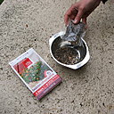 Etape 3 VERSER : verser le contenu du sachet dans un récipient. Un sachet de graines servira à semer environ 3 bacs.