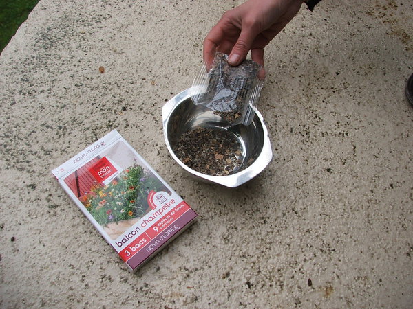 Etape 3 VERSER : verser le contenu du sachet dans un récipient. Un sachet de graines servira à semer environ 3 bacs.