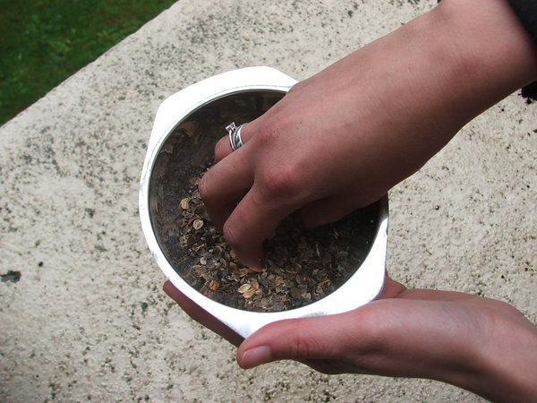 Etape 4 MÉLANGER : mélanger le contenu du sac afin d’obtenir un mélange homogène entre les cosses et les graines.