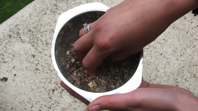 Etape 4 MÉLANGER : mélanger le contenu du sac afin d’obtenir un mélange homogène entre les cosses et les graines.