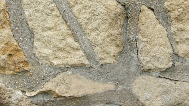 Après intervention, la pierre a été réparée avec un mélange imitant la pierre tant en termes de coloris que d'aspect.