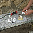 Etape 4 : Préparez le mastic de réparation en quantité suffisante en recherchant la teinte de la pierre initiale. Pour cela il existe un mastic teinté travertin, auquel on ajoute du mastic blanc.