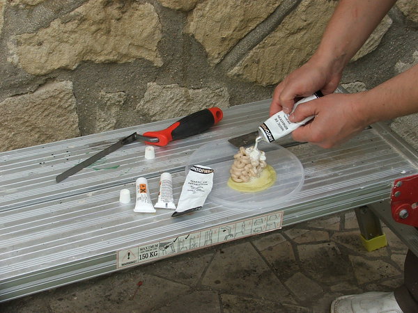 Etape 4 : Préparez le mastic de réparation en quantité suffisante en recherchant la teinte de la pierre initiale. Pour cela il existe un mastic teinté travertin, auquel on ajoute du mastic blanc.