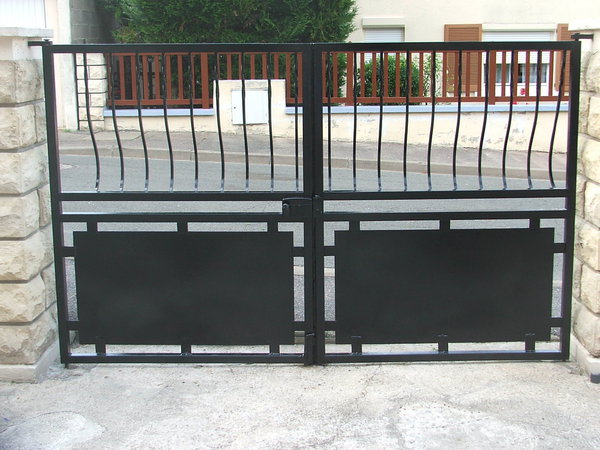 Après avoir suivi les 14 étapes, le portail est impeccablement repeint de neuf.