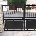 Avant: le portail comporte des points de rouille et la peinture est ternie par les aléas de la météo.