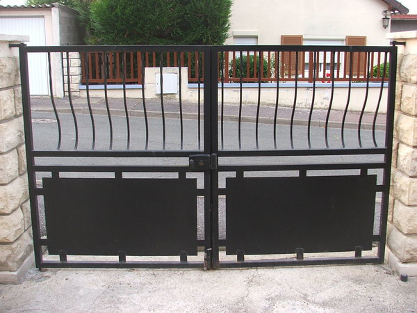 Avant: le portail comporte des points de rouille et la peinture est ternie par les aléas de la météo.