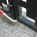 Etape 1 : A l’aide d’une brosse métallique sur la pointe de l’outil, piquer toutes les parties rouillées et détériorées.