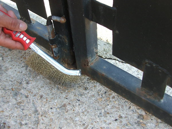 Etape 1 : A l’aide d’une brosse métallique sur la pointe de l’outil, piquer toutes les parties rouillées et détériorées.