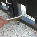 Etape 2 : Brosser énergiquement l’ensemble de l’ouvrage métallique en insistant surtout sur les parties abîmées.