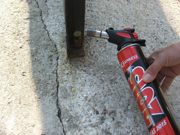 Etape 3 : Pour les zones difficiles d’accès (angles d’assemblages) et fortement abîmées, chauffer le métal à l’aide d’un petit chalumeau à flamme ou d’un décapeur thermique. Le chalumeau sera tenu à environ 10 cm.