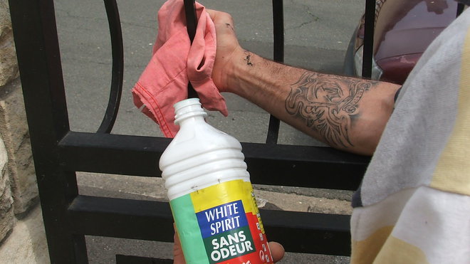 Etape 4 : Dégraisser l’ensemble de l’ouvrage en métal au white-spirit. Etape 4 : Dégraisser l’ensemble de l’ouvrage en métal au white-spirit.