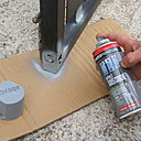 Etape 5 : Passer  la peinture sous couche en bombe sur toutes les parties fortement abîmées et rouillées. Laisser sécher 30 minutes.