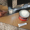 Etape 6 : Appliquer sur les parties trouées, au couteau de peintre, un mastic de rebouchage bi-composant, type « sintofer ».