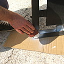 Etape 7 : Après un temps de séchage de plus ou moins 20 minutes, poncer la surépaisseur de mastic au papier abrasif grain fin (180).