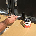 Etape 8 : Passer à la brosse coudée, ou à la brosse de pouce, la peinture spéciale fer en aspect brillant, d’abord sur les parties recouvertes de sous-couche. Bien décharger la brosse de peinture, afin d’éviter les surépaisseurs de matière.