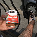 Etape 9 : Afin d’obtenir un effet lisse et sans coulures sur les barreaux en métal, appliquer la peinture spéciale fer à l’aide d’une éponge imbibée de peinture, avec un geste glissant de haut en bas, tout en enroulant le barreau. Il est indispensable de se protéger les mains par des gants en plastique ménager lors de cette opération.