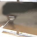 Etape 11 : Sans attendre, tirer la peinture au rouleau de bas en haut, sans reprendre de la peinture.