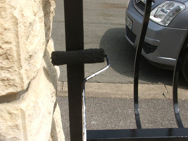 Etape 13 : Poursuivre la mise en peinture, par l’application de la peinture sur les montants.