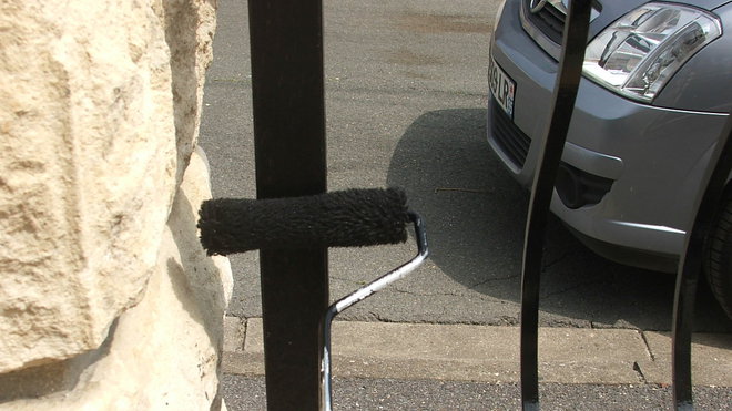 Etape 13 : Poursuivre la mise en peinture, par l’application de la peinture sur les montants. Etape 13 : Poursuivre la mise en peinture, par l’application de la peinture sur les montants.