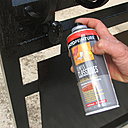 Etape 14 : Terminer les petites finitions par la pulvérisation de peinture en bombe sur le bloc serrure ; cela évite de trop charger le système de la serrure en peinture, la rendant ainsi difficile à manœuvrer.