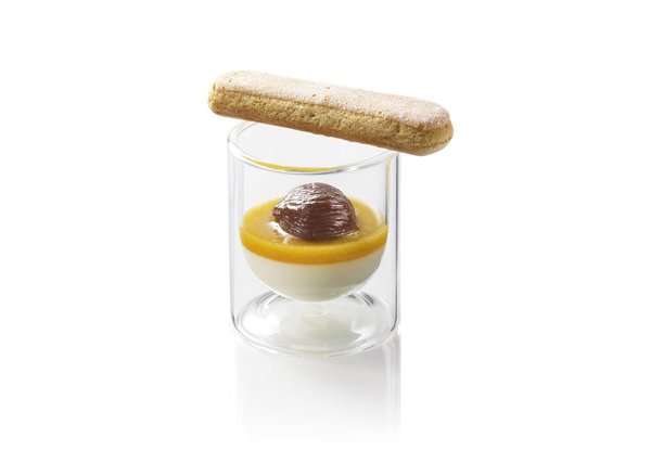 Un dessert gourmand avec une présentation très graphique, où la purée d’abricot qui recouvre la panna cotta est surmontée d’un marron confit : un équilibre parfait.