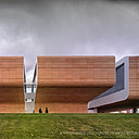 La céramique habille aussi bien l’intérieur que l’extérieur d’un bâtiment, à l’image de l’école universitaire d’enseignement primaire de Grenade.