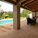 Brute, dans des tons orangés, cette terrasse en céramique façon terre cuite, joue la carte du rustique. (Ceramica Decorativa).