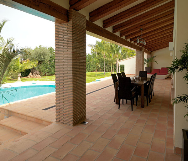 Brute, dans des tons orangés, cette terrasse en céramique façon terre cuite, joue la carte du rustique. (Ceramica Decorativa).